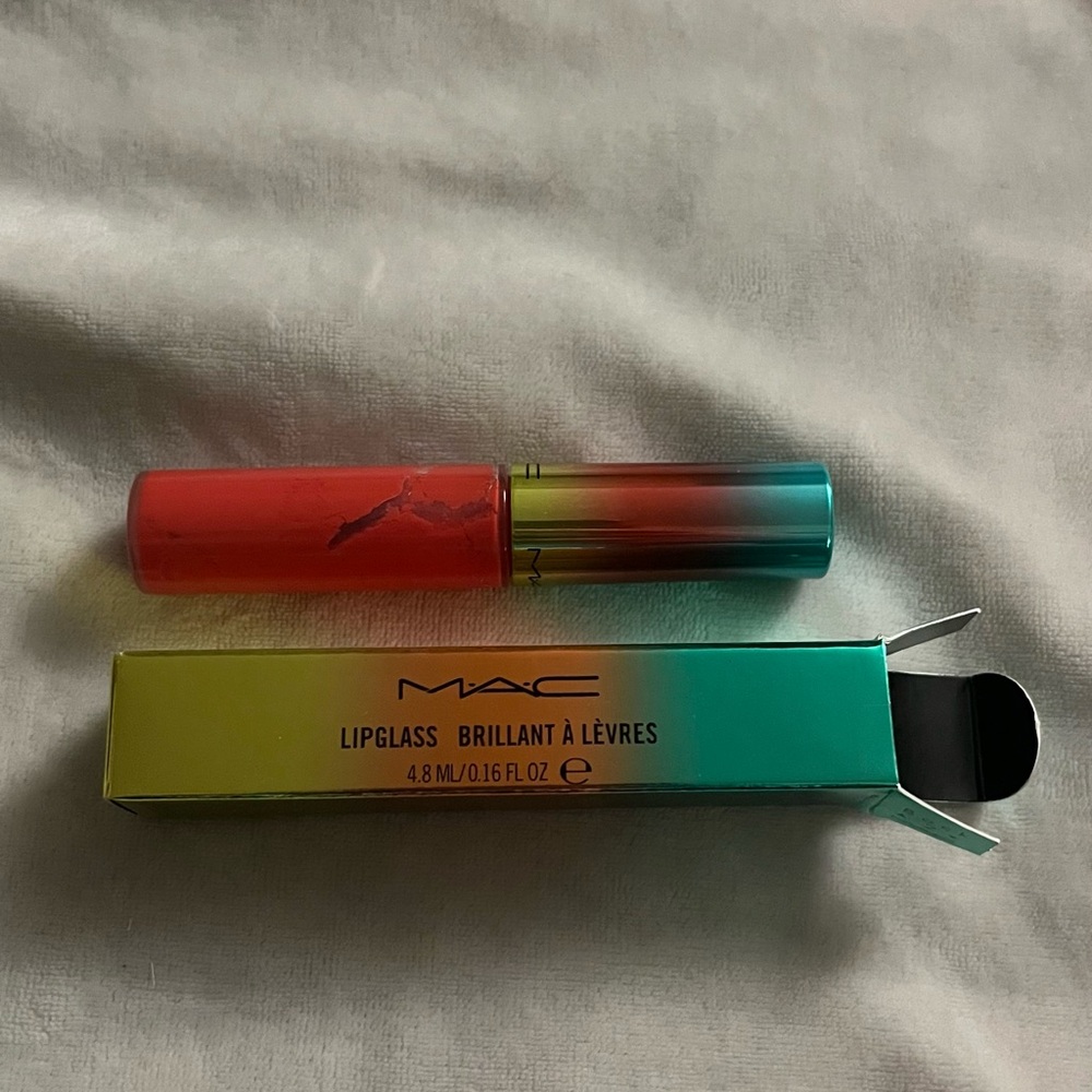 MAC Lipglass LAUNDRY LIST Wash and Dry Collection